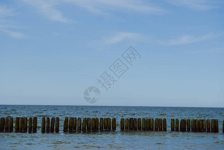 夏天波罗的海防波堤背景图片