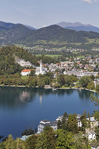 圣马丁斯教区堂俯视着斯洛文尼亚的布莱德湖Bled图片