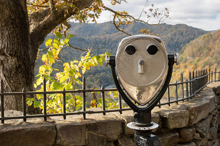 鹰巢州立公园秋季颜色投币式双筒望远镜或脸形望背景