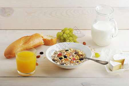 欧陆式早餐包括谷物葡萄橙汁牛奶面包白色木图片