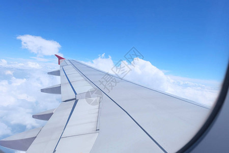 一架飞机的翼在云层和蓝天之上图片