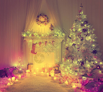 圣诞室内装饰圣诞树灯带挂袜子花环的老式壁炉图片