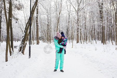 母亲和女儿在冬季图片