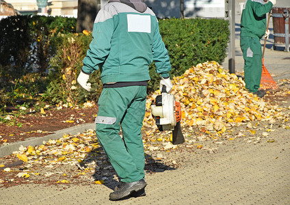 街头清洁工在秋天背景图片