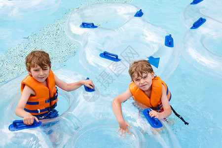 两个有趣的兴奋的孩子在水上游乐园享受暑假图片