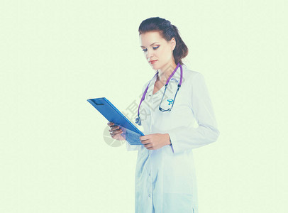 微笑的女医生拿着一个穿着制服的文件夹站在医院里图片