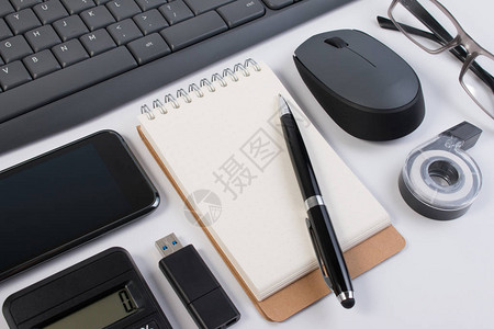 办公用品计算机设备和笔记本与笔在白色背景上隔离的工作场所图片