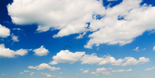 蓝天白云在夏日图片
