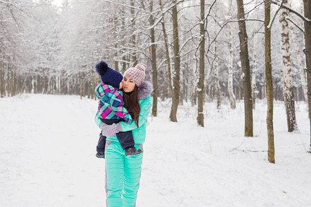 母亲和女儿在冬季图片