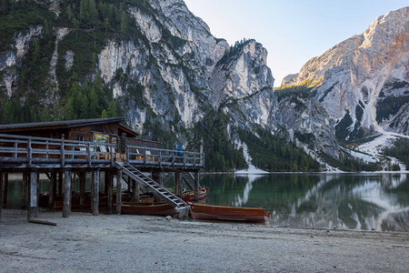 Dolomite山脉的Braies湖Pragser图片