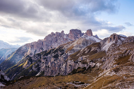 德赖舒斯特峰白云岩的山全景与cloudsItaly背景