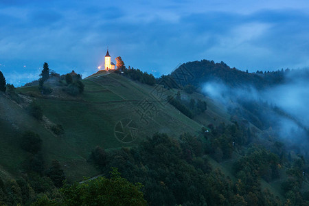 斯洛文尼Jamnik日落山丘上的圣图片