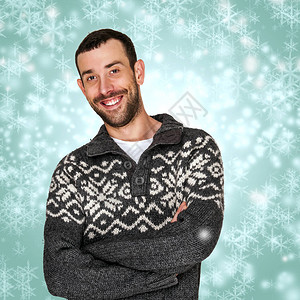 英俊的男人穿着圣诞服装的毛衣图片