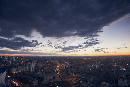 城市上美丽的日落不真实的乌云自然的背景图片