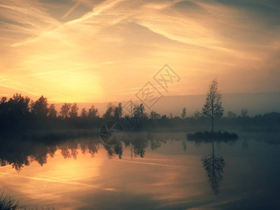 晨秋在梦幻般的气氛中的山湖图片