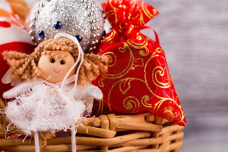 圣诞仙女坐在篮子里带着球和礼物在图片