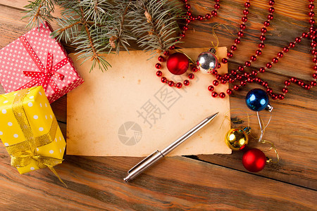圣诞风树配有纸和圣诞节装饰品图片