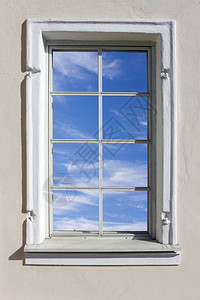 蓝色天空在旧的石膏房屋中反射成蓝天的Woo图片