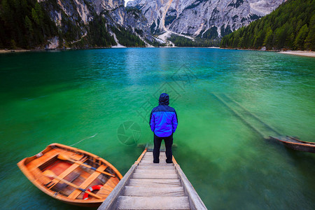 一个人在意大利苏迪罗尔多洛米特山脉的布拉耶斯湖PragserWa图片
