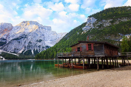 Dolomite山脉的Braies湖Pragser图片