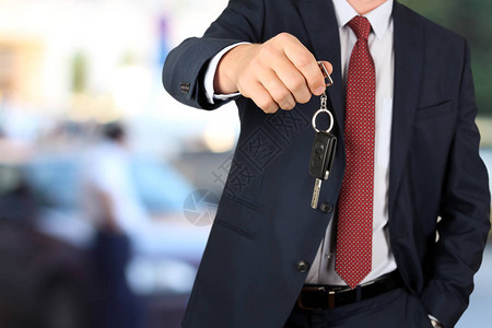成功的商人提供汽车钥匙关闭司机手持显图片