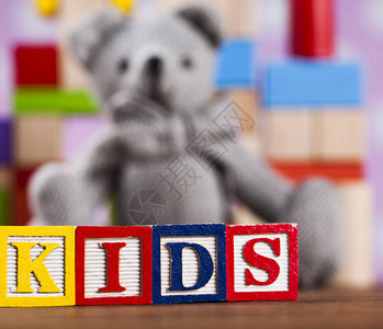 木制背景上的彩色儿童玩具图片