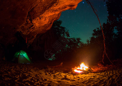 帐篷露营车情侣坐在篝火夜农村图片