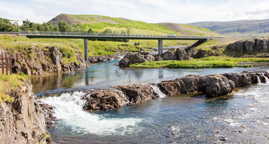 在一条小河上的桥和上面的汽车冰岛图片