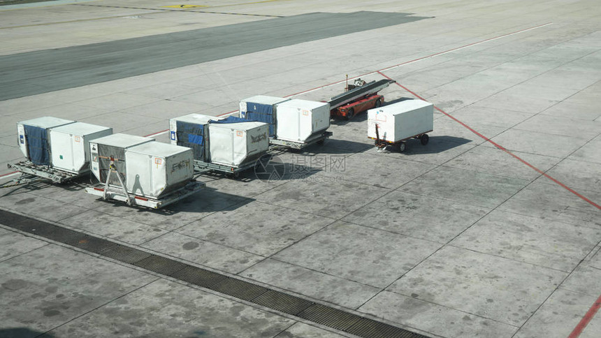 机场地面上集装箱货运卡图片