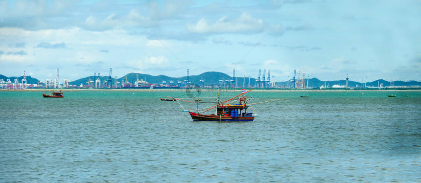 在海上航行的全景渔船和工业背景海图片