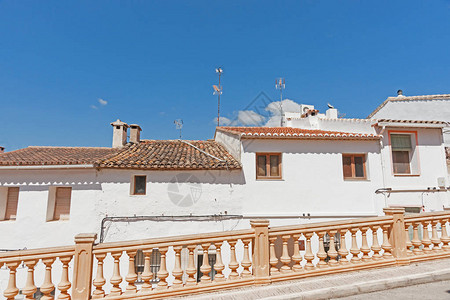 西班牙村庄坡道上一排带西班牙赤土瓦屋图片