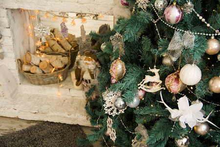 圣诞树在壁炉背景上用木柴和圣图片