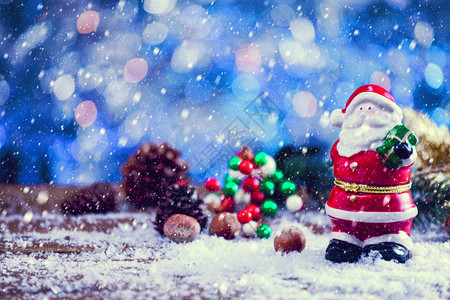 迷你圣诞老人玩具雕像上落雪图片