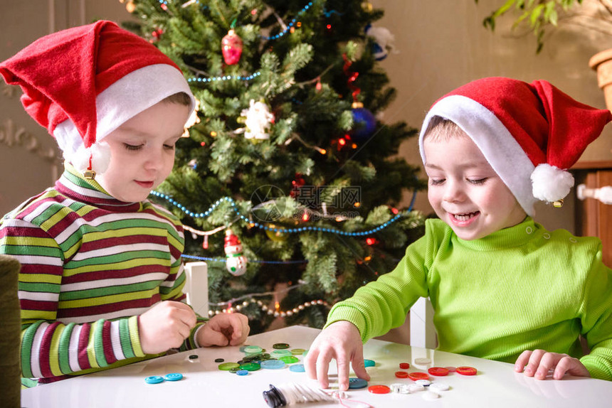 孩子们兄弟儿童男孩用手制作圣诞装饰品微笑的快乐男孩等待圣诞图片