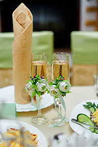 两个美丽的杯子香槟放在婚礼图片