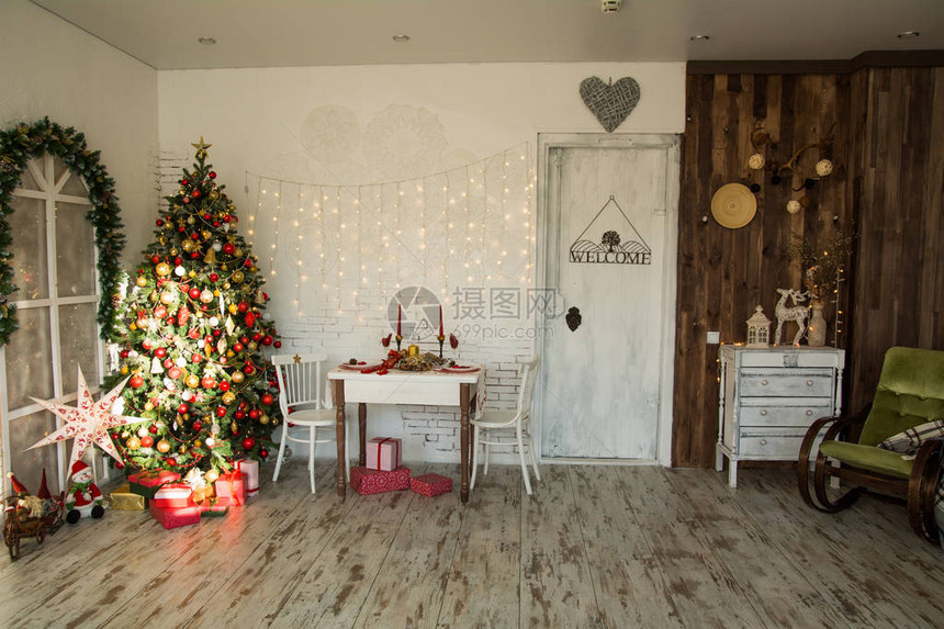 室内房间内装有圣诞葡萄酒节日餐桌古老的抽屉箱和象乡村房图片