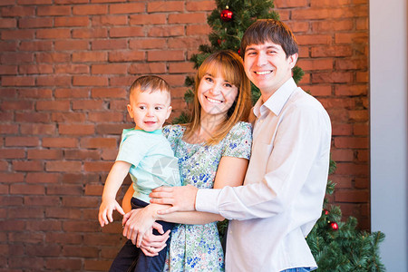家庭圣诞节冬天幸福和人的概念微笑的图片