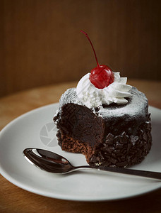 美味的巧克力蛋糕配红樱桃图片