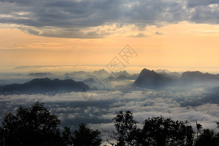 泰国PhuKradueng公园日出景点的风景照片清晨美丽图片