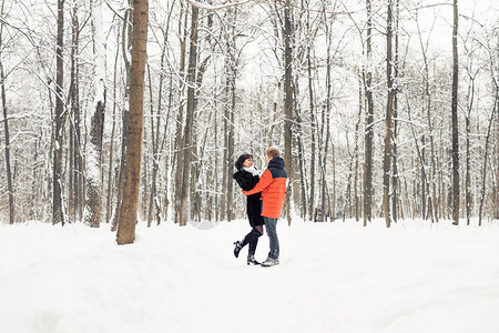一对情侣在冬季公园走来去图片