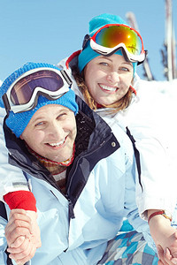 穿着滑雪西装的已婚夫妇肖像图片