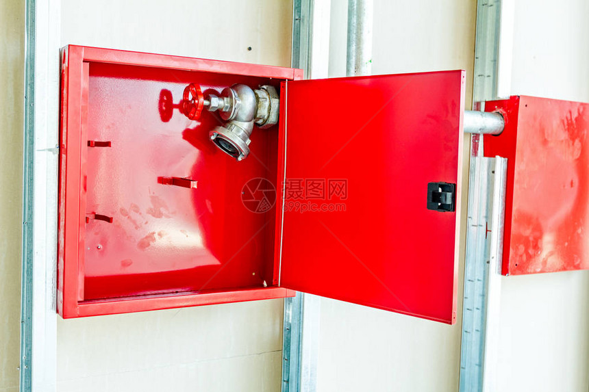 装有灭火器阀的红消防水合物柜放在未图片