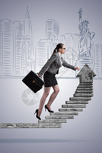 女商人攀登职业阶梯概念图片
