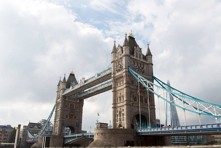 英国伦敦塔桥白天图片