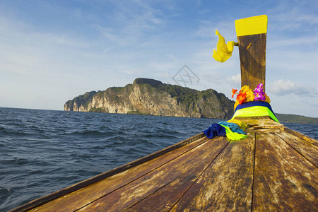 海上船只与泰国岩石对面的海船Ph图片