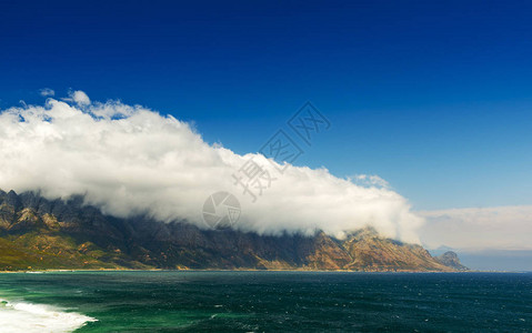 南非桌山公园海岸线山上云图片