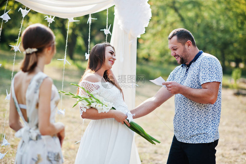 男人从纸上为他的孕妇宣读誓言图片