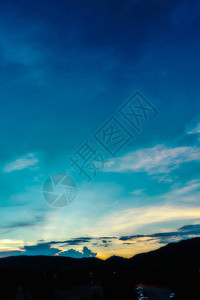 山顶和日落天空背景的影像图片
