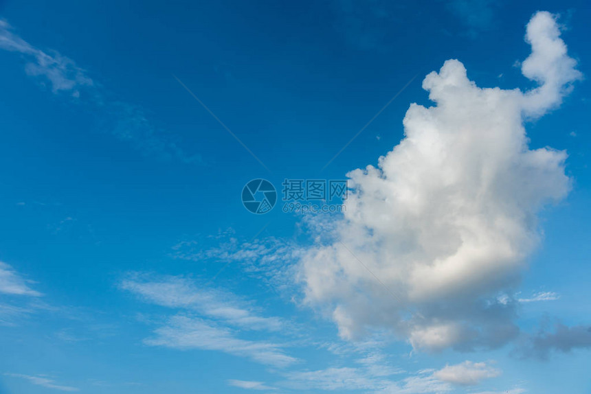 蓝天空和白云的图像白天图片