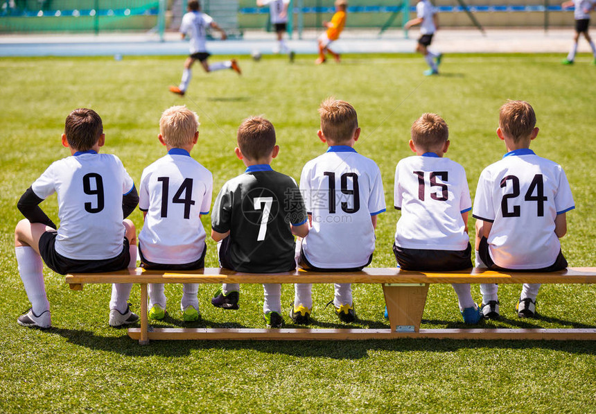 比赛的足球员年轻的足球队坐在木凳上儿童足球比赛玩锦标赛足球比赛的小男孩青年足球俱乐图片
